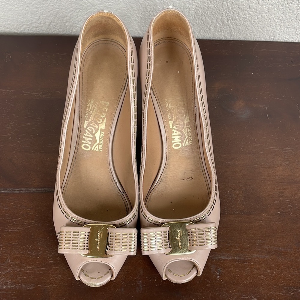 Salvatore Ferragamo Beige Leather Pola Bisque Peep Toe Pumps Bow Size 7.5 - Picture 3 of 16
